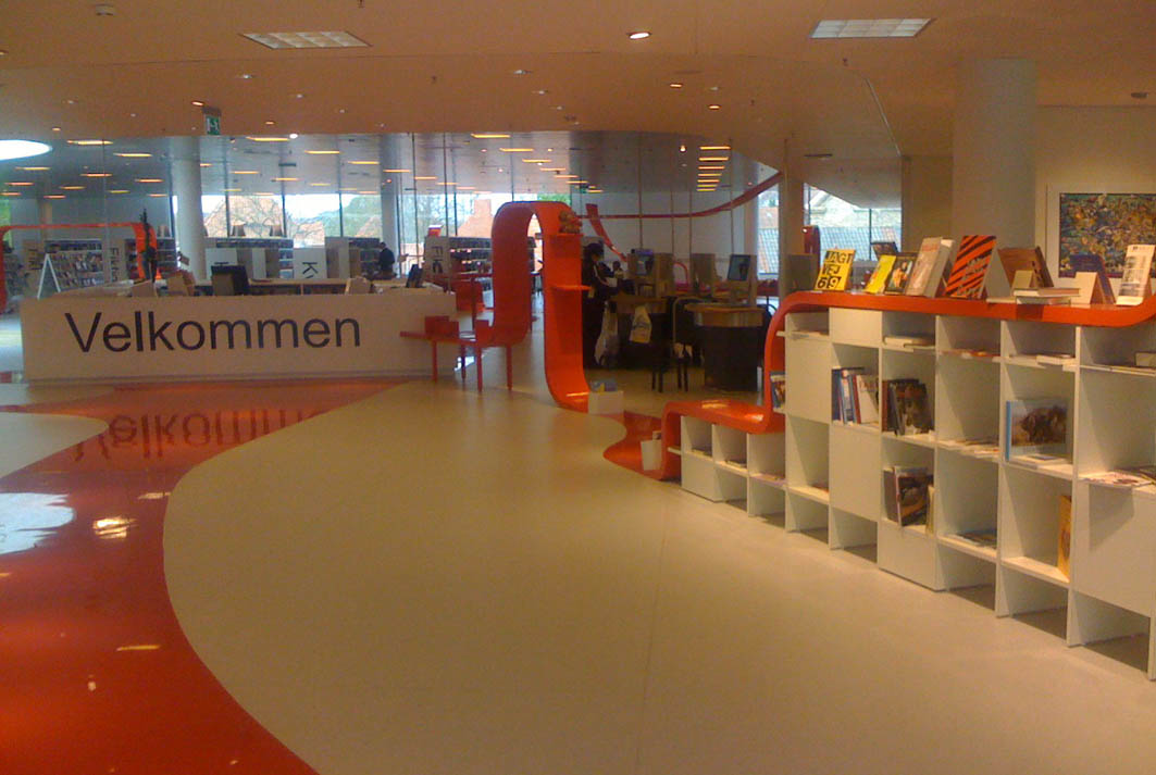 Le Fil rouge, bibliothèque de Hjoerring au Danemark. Photo : Jacob Bøtter (sur Flickr)