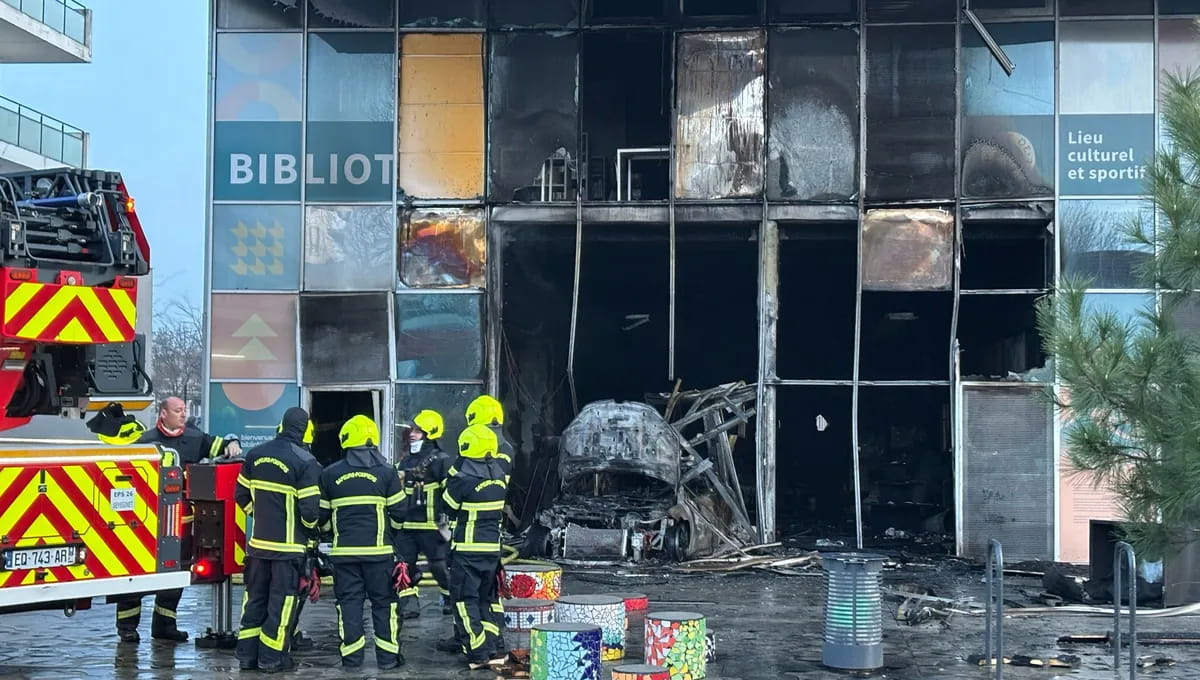 façade de la bilbiothèque incendiée