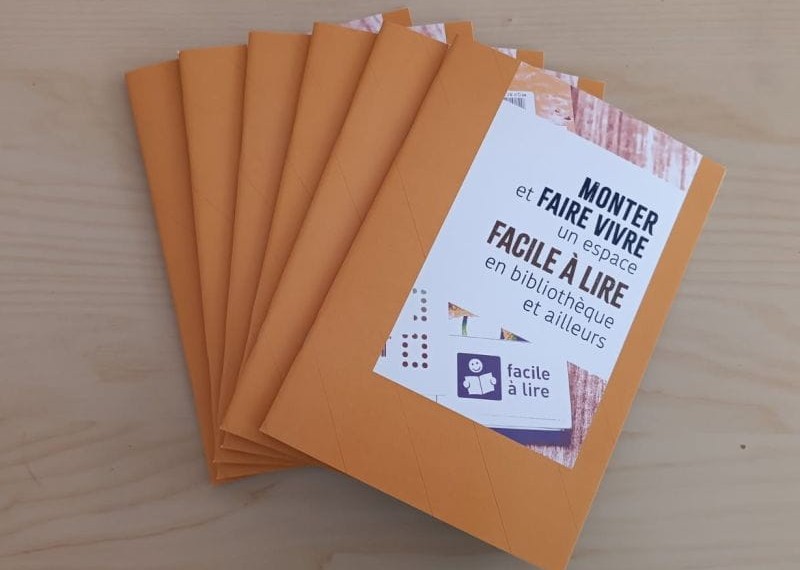 Le guide « Monter et faire vivre un espace Facile à lire en bibliothèque et ailleurs »