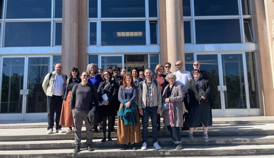 La 34e promotion des élèves conservateurs et conservatrices de bibliothèques de l'INET, devant la Bibliothèque nationale du Portugal