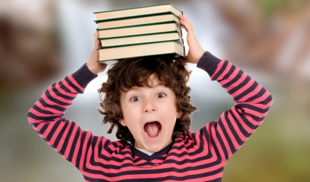 Un enfant joyeux et des livres