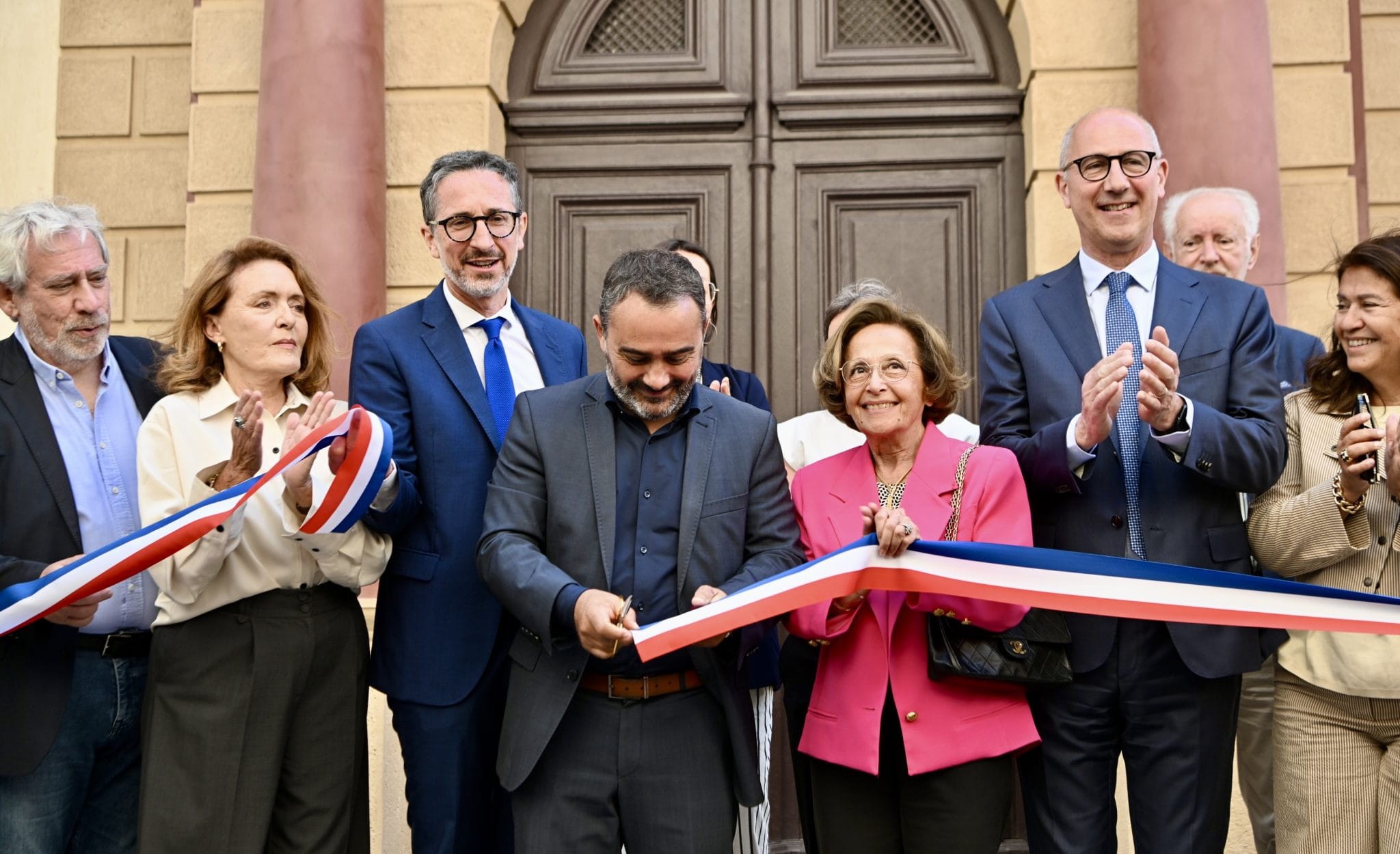 Stéphane Sbraggia, maire d’Ajaccio et président de la Communauté d’Agglomération du Pays Ajaccien, et Simone Guerrini, adjointe à la Culture et au patrimoine, accompagnés d’élus et de partenaires de l’opération