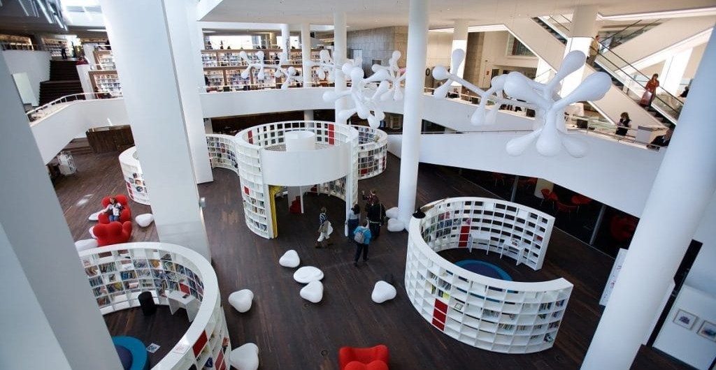 Openbare Bibliotheek Amsterdam (OBA), © Jorge Royan via Wikimedia Commons