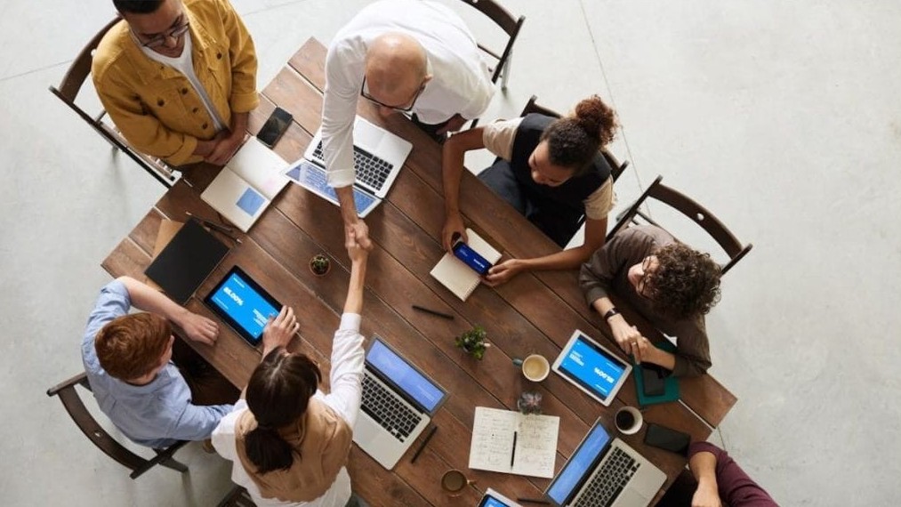 Personnes travaillant ensemble autour d'une table