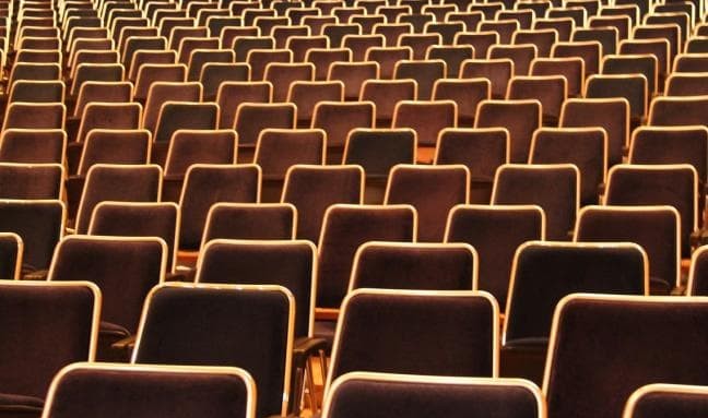 Photo de sièges vides dans une salle de conférence